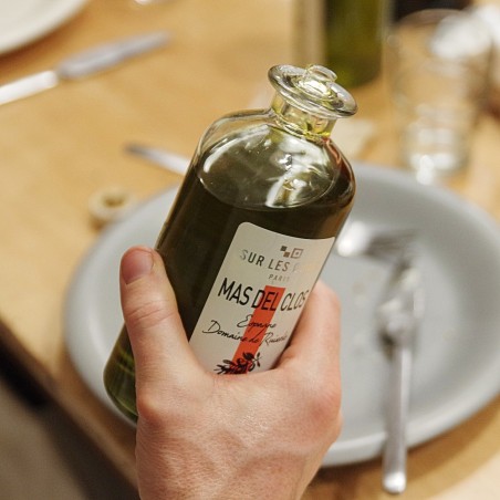 Bouteille d'Huile d'Olive Mas Del Clos (Espagne) tenue en main Bouteille d'Huile d'Olive Mas Del Clos (Espagne) tenue en main