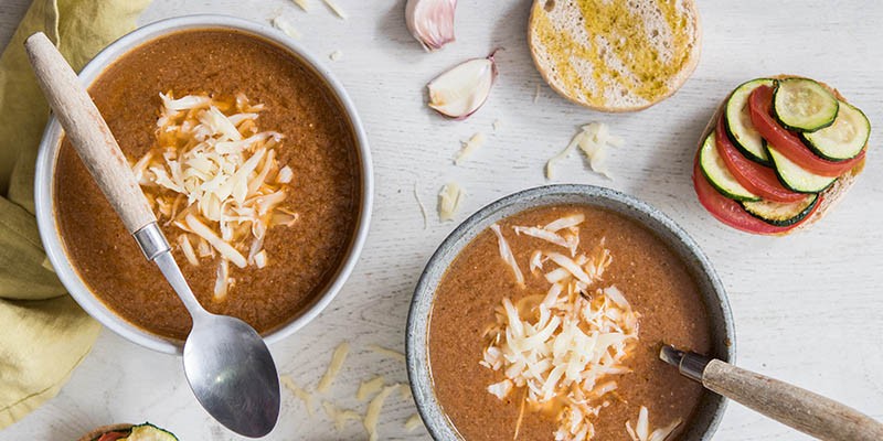Soupe de poisson au safran, emmental et pain à l'ail et aux légumes Soupe de poisson au safran, emmental et pain à l'ail et aux légumes