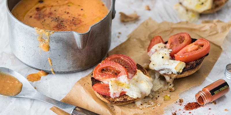 Velouté au paprika fumé et tartines au crottin de chèvre Velouté au paprika fumé et tartines au crottin de chèvre