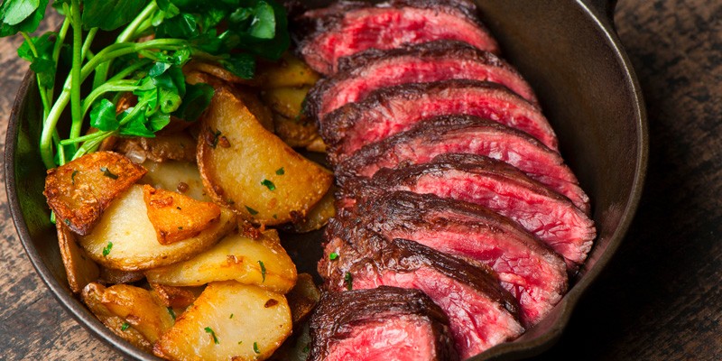 Recette Filet de boeuf, jus au voastiperifery et totems de pommes de terre Recette Filet de boeuf, jus au voastiperifery et totems de pommes de terre