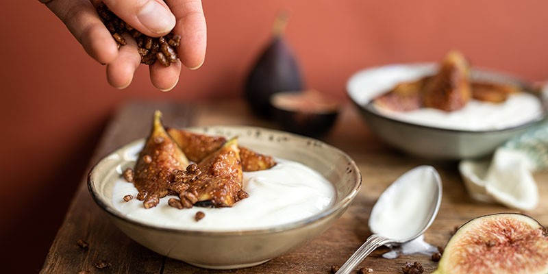 Figues poêlées à la cannelle, riz soufflé et fromage frais Figues poêlées à la cannelle, riz soufflé et fromage frais